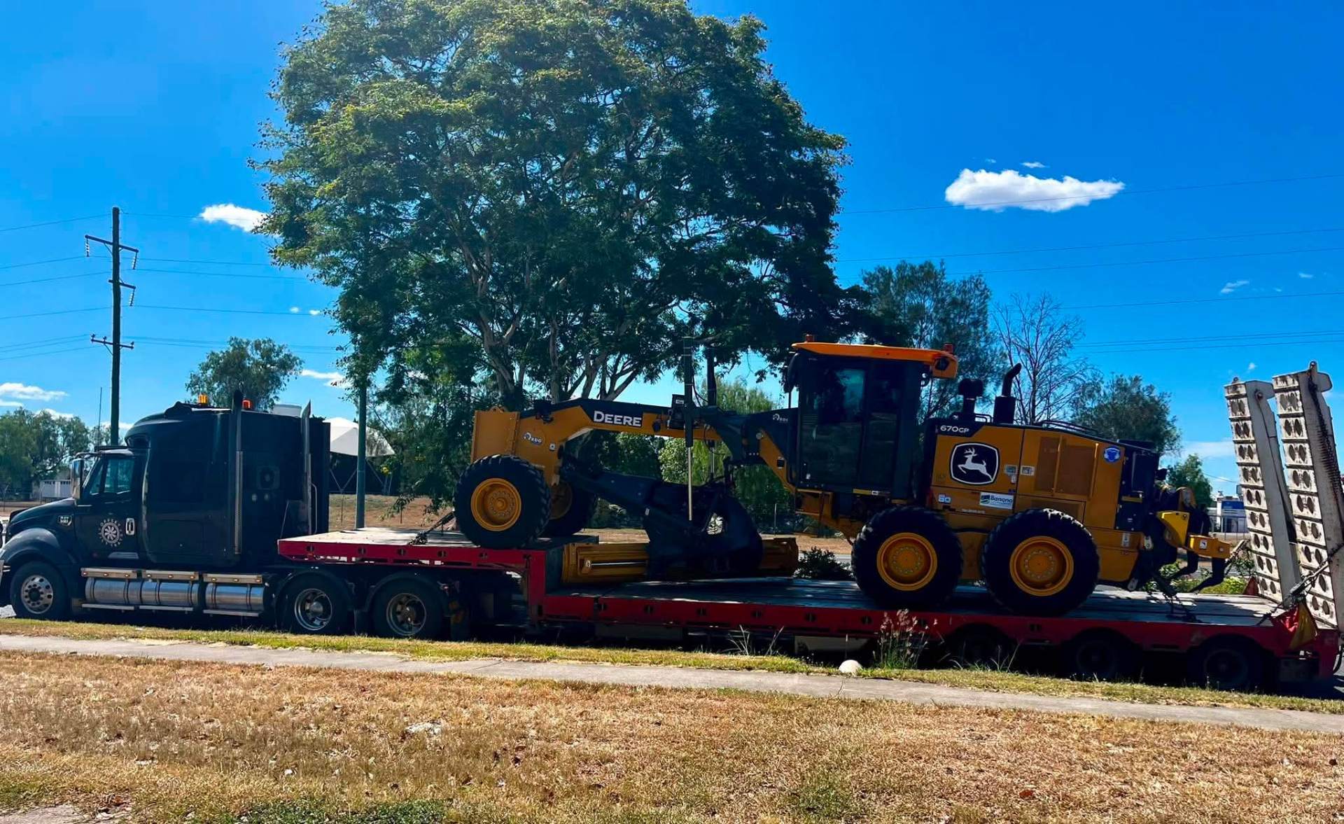 Offset Industries tilt tray truck ready for a job in Rockhampton